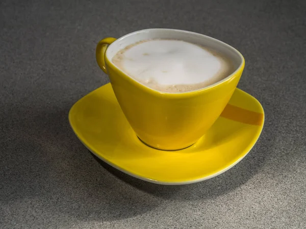 Cappuccino na stół szary — Zdjęcie stockowe