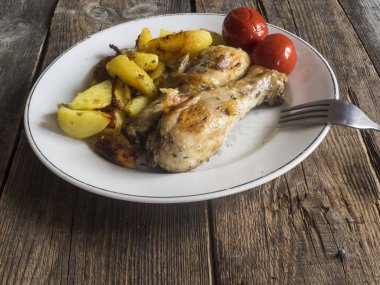 Kızarmış tavuk budu patates ile 