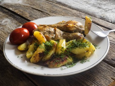 Kızarmış tavuk budu patates ile 