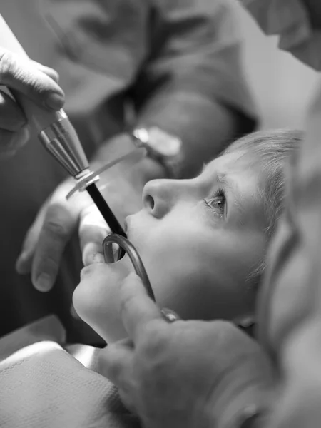 Dentista cura al niño —  Fotos de Stock