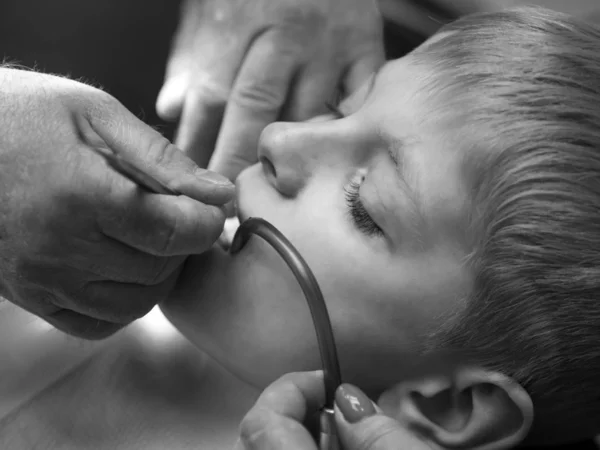 Dentista cura al niño —  Fotos de Stock