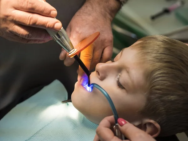 歯科医が少年を癒す — ストック写真