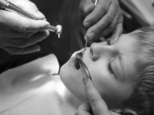 歯科医が少年を癒す — ストック写真