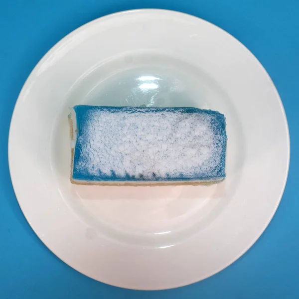 Tårta på vit platta — Stockfoto