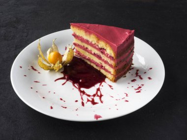 bir parça ahududu kek