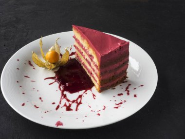 bir parça ahududu kek