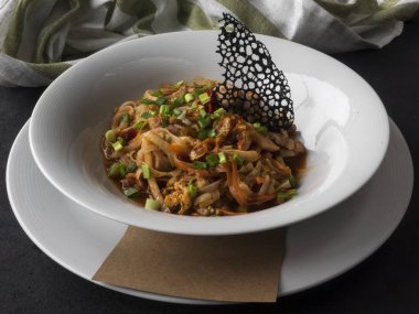 Pirinç Noodle sos ile