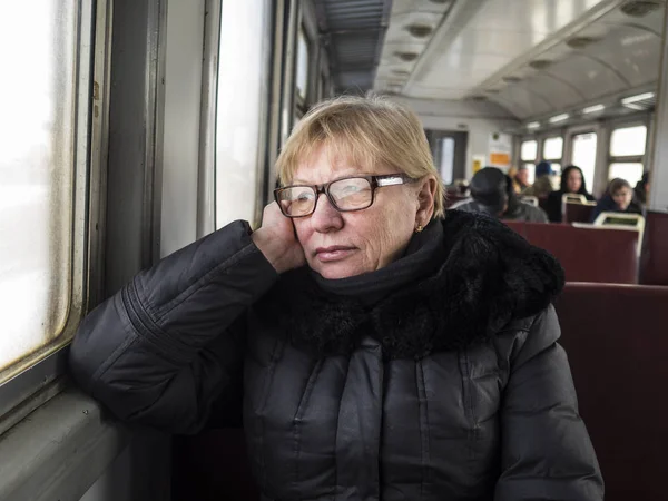 Женщина в поезде — стоковое фото