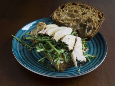 Tavuklu sandviç salata ile 