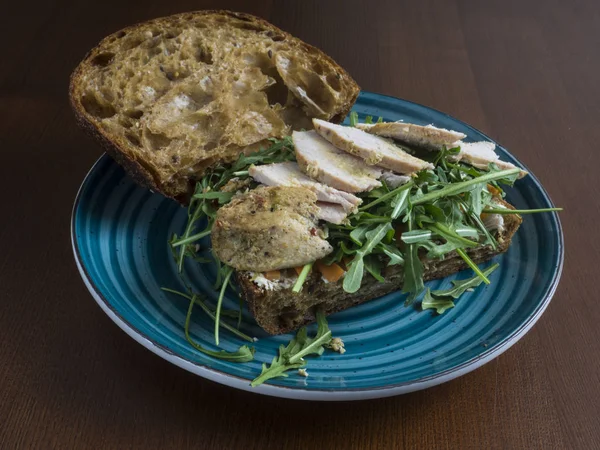 Sandwich de pollo con ensalada —  Fotos de Stock