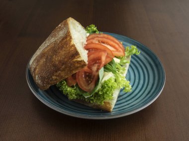 Mozzarella peyniri ile sandviç