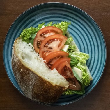 Mozzarella peyniri ile sandviç