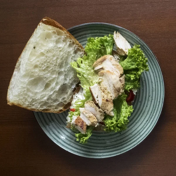 Um sanduíche de frango — Fotografia de Stock