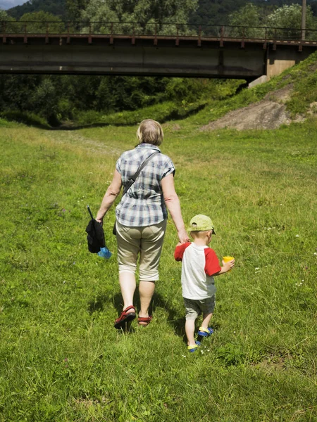 Mormor med sina barnbarn — Stockfoto