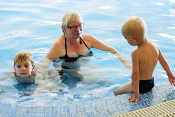 Mormor Med Kaukasiska Pojkar Simmar Bajs — Stockfoto