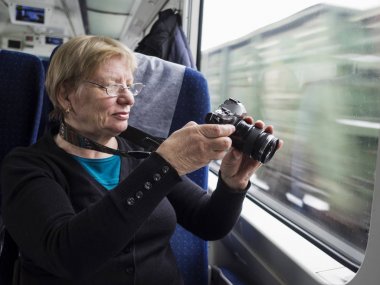 dijital fotoğraf makinesi kullanan kadın