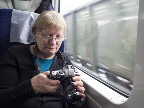 Dijital fotoğraf makinesi kullanan kadın — Stok fotoğraf