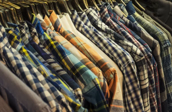 Camisas penduradas em cabides — Fotografia de Stock