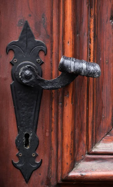 Старинные деревянные двери — стоковое фото