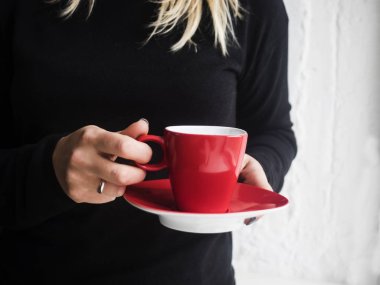 Kız tutun bir fincan kahve