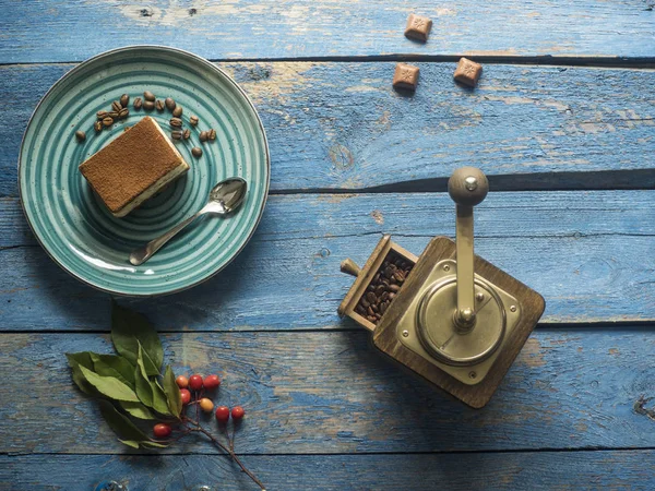 Teller Mit Kuchen Kaffeemühle Und Ahornblatt Auf Blau Bemaltem Dielentisch — Stockfoto