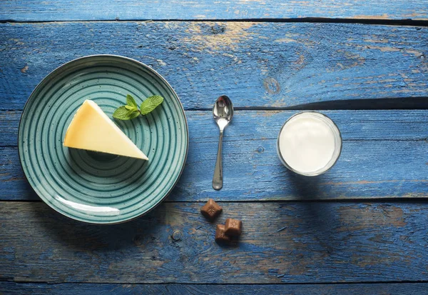 Bord Met Cheesecake Glas Melk Blauw Geschilderde Plank Tafel — Stockfoto