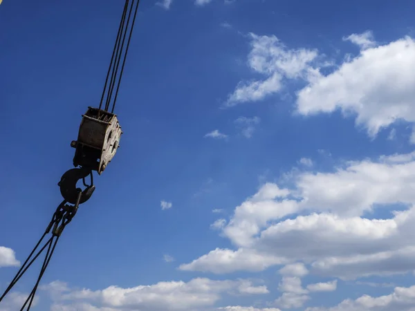 Crane on blue sky — Stock Photo, Image