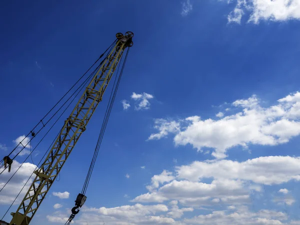 Crane on blue sky — Stock Photo, Image