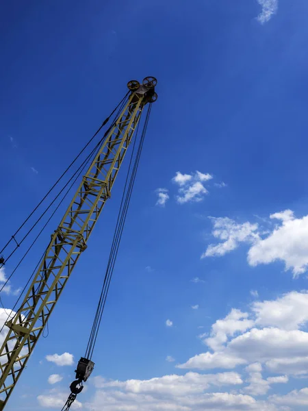 Kraan op blauwe hemel — Stockfoto