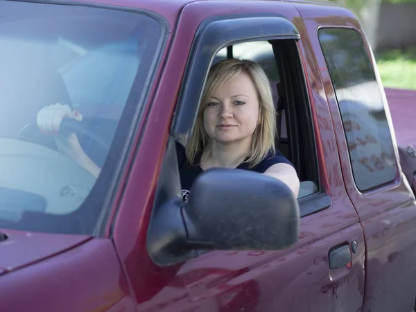 Femme conduite pick-up camion — Photo