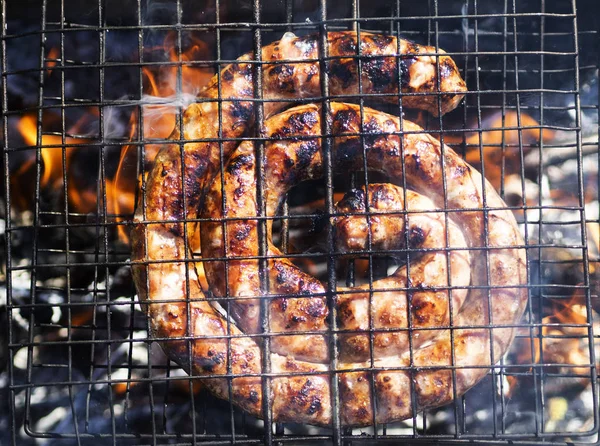 Gebakken worstjes op een barbecue-grill — Stockfoto