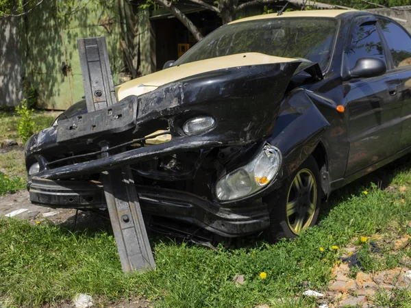 Un coche dañado — Foto de Stock