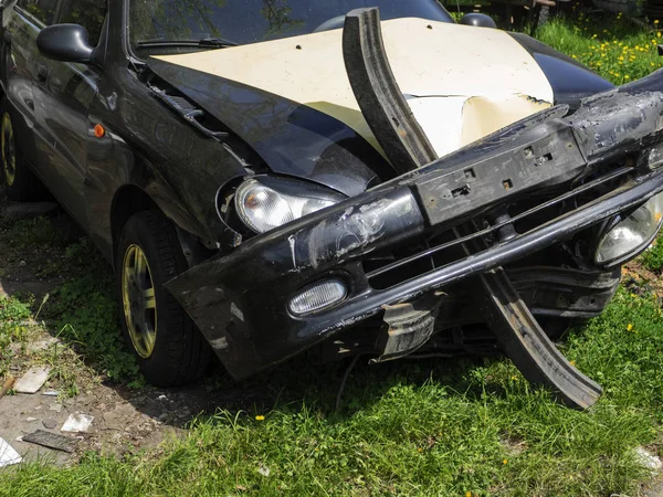 Une voiture endommagée — Photo