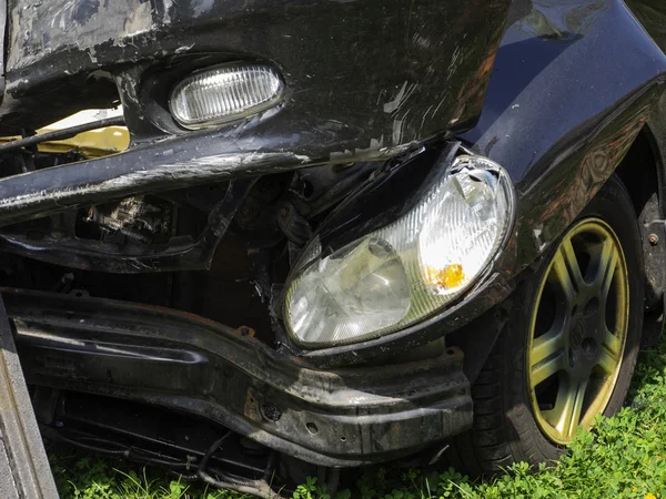 Un coche dañado — Foto de Stock