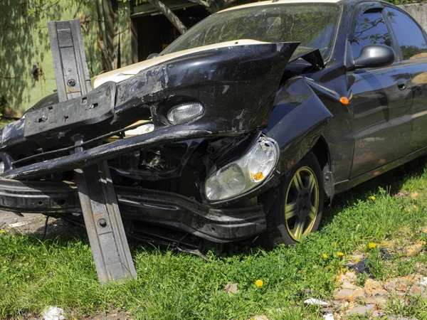 Un coche dañado — Foto de Stock