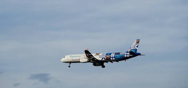 Turkish Airlines Aerobus A320 aereo nel cielo blu — Foto Stock