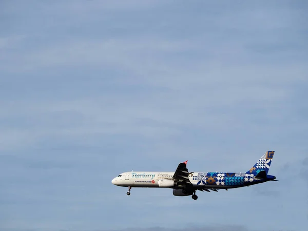 Turkish Airlines Aerobus A320 aereo nel cielo blu — Foto Stock