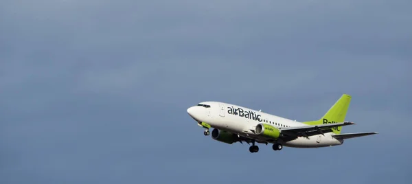 Air Baltic Boeing 737 aeroplano nel cielo blu — Foto Stock