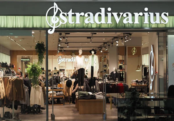 Tienda Stradivarius en el centro comercial Lubava — Foto de Stock