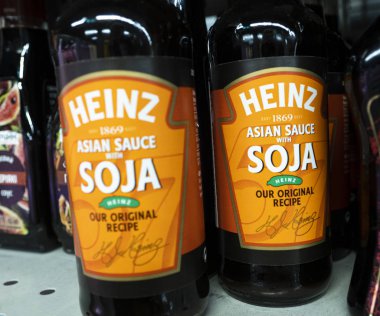 Marketin rafında soja olan Heinz Asya sosisi.