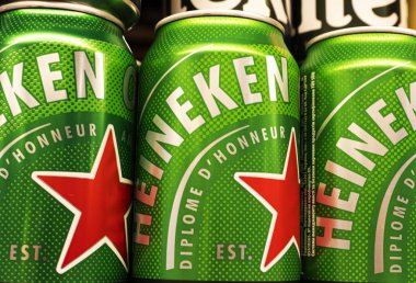 Bir mağazanın rafında Heineken bira kutuları