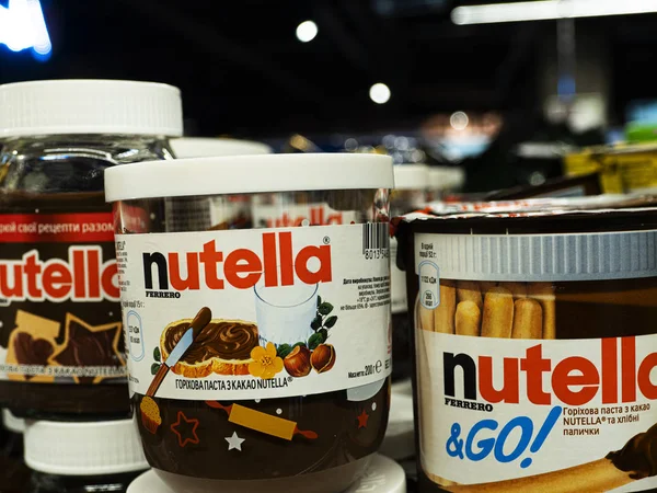 Krukker med Nutella vises på en hylde i en butik - Stock-foto