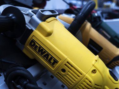 Dewalt üçleme makinesi bir mağazanın rafında.