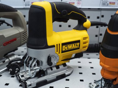 Dewalt elektrikli testeresi bir mağazanın rafında.