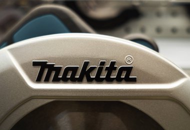 Makita dairesel testere bir mağazanın rafında