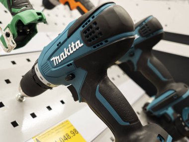 Makita elektrikli matkap bir mağazanın rafında