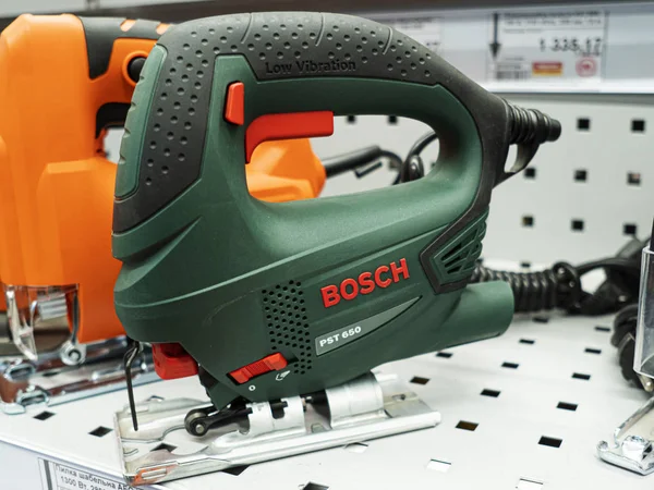Bosch elektrische Laubsäge auf einem Regal in einem Geschäft — Stockfoto
