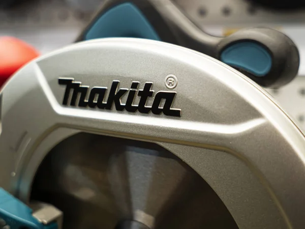 Sierra circular Makita en un estante de una tienda — Foto de Stock