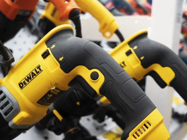 Dewalt Elektrobohrmaschine auf einem Regal in einem Geschäft — Stockfoto