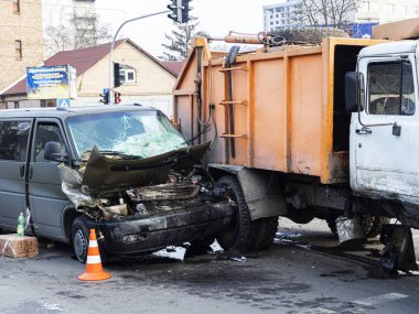 Ukrayna Silahlı Kuvvetleri 'ne ait bir minivanın kazası.